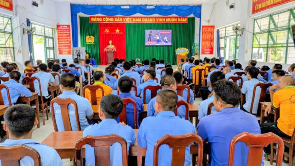 Các học viên xem phóng sự tuyên truyền về tác hại của ma túy. Ảnh: Bình An
