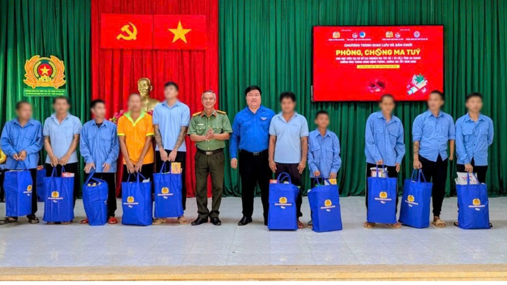 Trao quà cho các học viên. Ảnh: Bình An