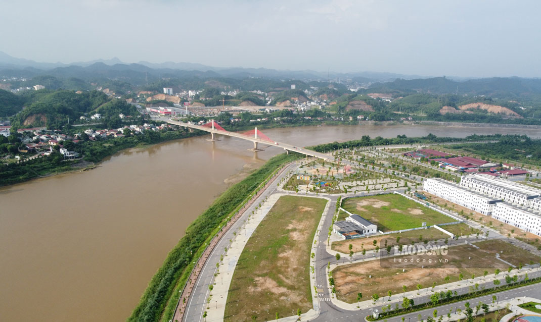 Phường Yên Bái nằm ở vị trí trung tâm, có hệ thống giao thông thuận lợi với các tuyến đường lớn.