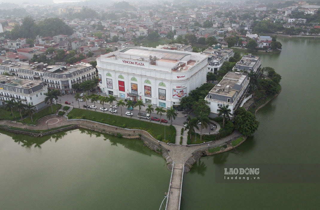 Vincom Yen Bai is surrounded by a large lake. Photo: An Trinh