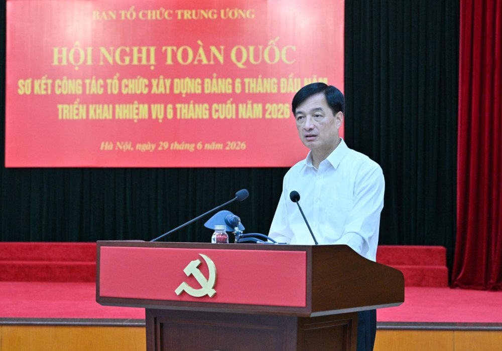 Politburo Member, Secretary of the Party Central Committee, Head of the Central Organization Committee Nguyen Duy Ngoc requested to proactively prepare a source of leaders and managers at all levels. Photo: Dinh Phuong