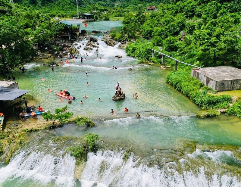 Hat waterfall is clear, the waterfall is wide, and the landscape still retains its pristine beauty. Photo: Thu Hoai