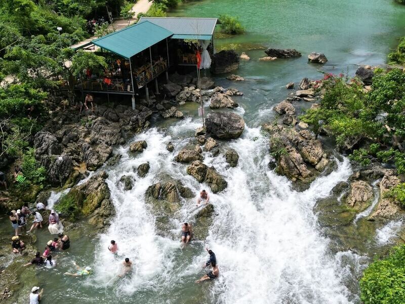 Du khách đổ xô đến đây tránh nóng. Ảnh: Thu Hoài