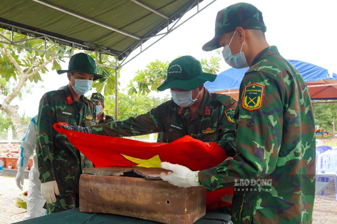 Sau khi hoàn tất việc lấy mẫu, hài cốt được sắp xếp cẩn trọng rồi đưa về đúng vị trí ban đầu.