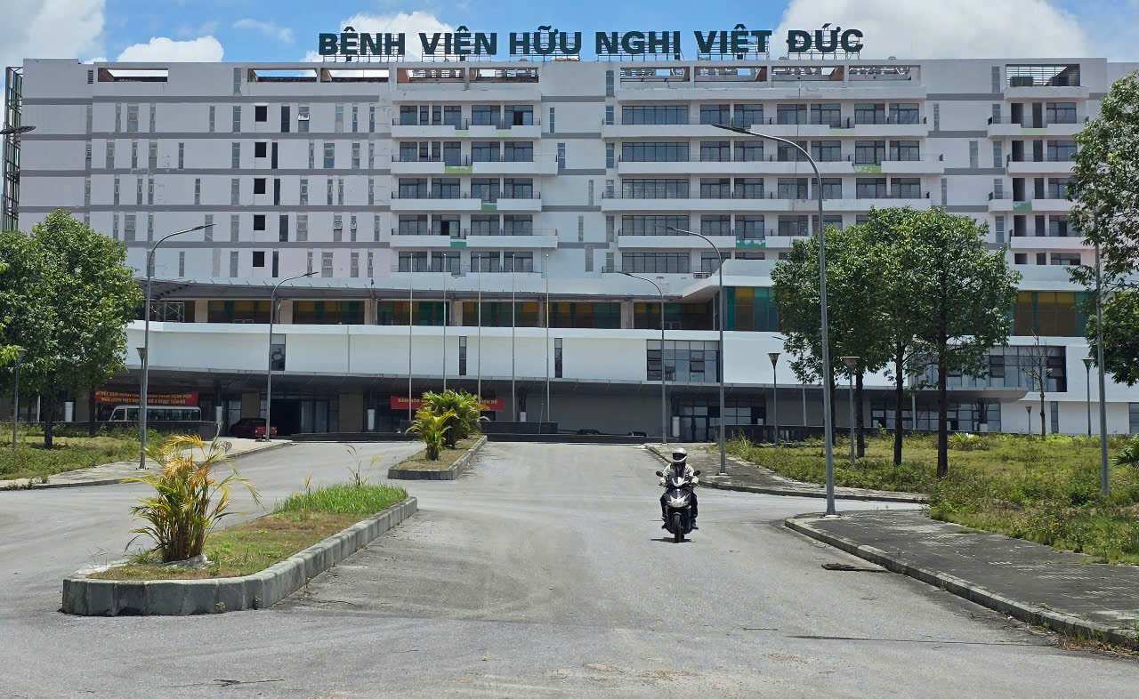 Cuenta regresiva hasta el día de funcionamiento del Hospital de la Amistad Vietnam-Alemania, sede de Ninh Binh. Foto: Dieu Anh