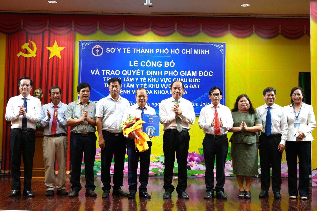 Remise de la décision de mutation et de nomination du Dr. BS CKII Phạm Hữu Đoàn au poste de directeur adjoint de l'hôpital général de Bà Rịa. Photo: Thành An