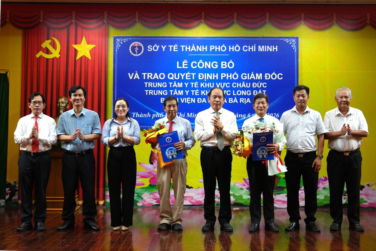 Trao quyết định điều động và bổ nhiệm các Phó giám đốc Trung tâm y tế khu vực Long Đất và Châu Đức, TPCHM. Ảnh: Thành An