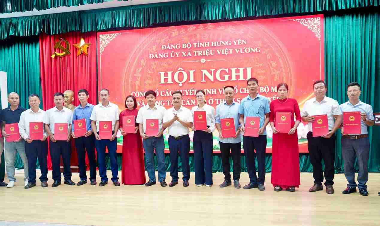 Lãnh đạo xã Triệu Việt Vương trao các quyết định thành lập thôn mới và kiện toàn tổ chức sau sắp xếp.