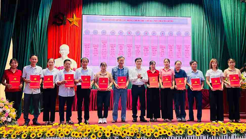 Leaders of Hong Vu commune present decisions to appoint Party Secretaries of new villages after arrangement. Photo: Hong Vu commune