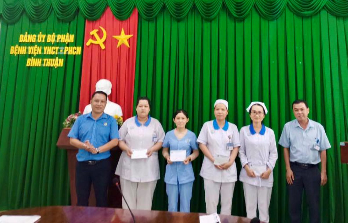 Công đoàn phường trao quà cho đoàn viên có hoàn cảnh khó khăn. Ảnh: Duy Tuấn 