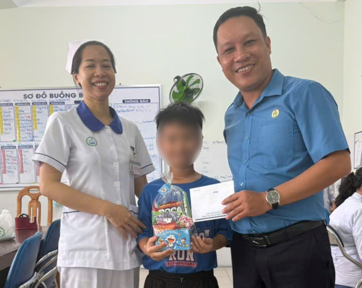 Công đoàn phường trao quà cho các bệnh nhi đang điều trị tại bệnh viện. Ảnh: Duy Tuấn 