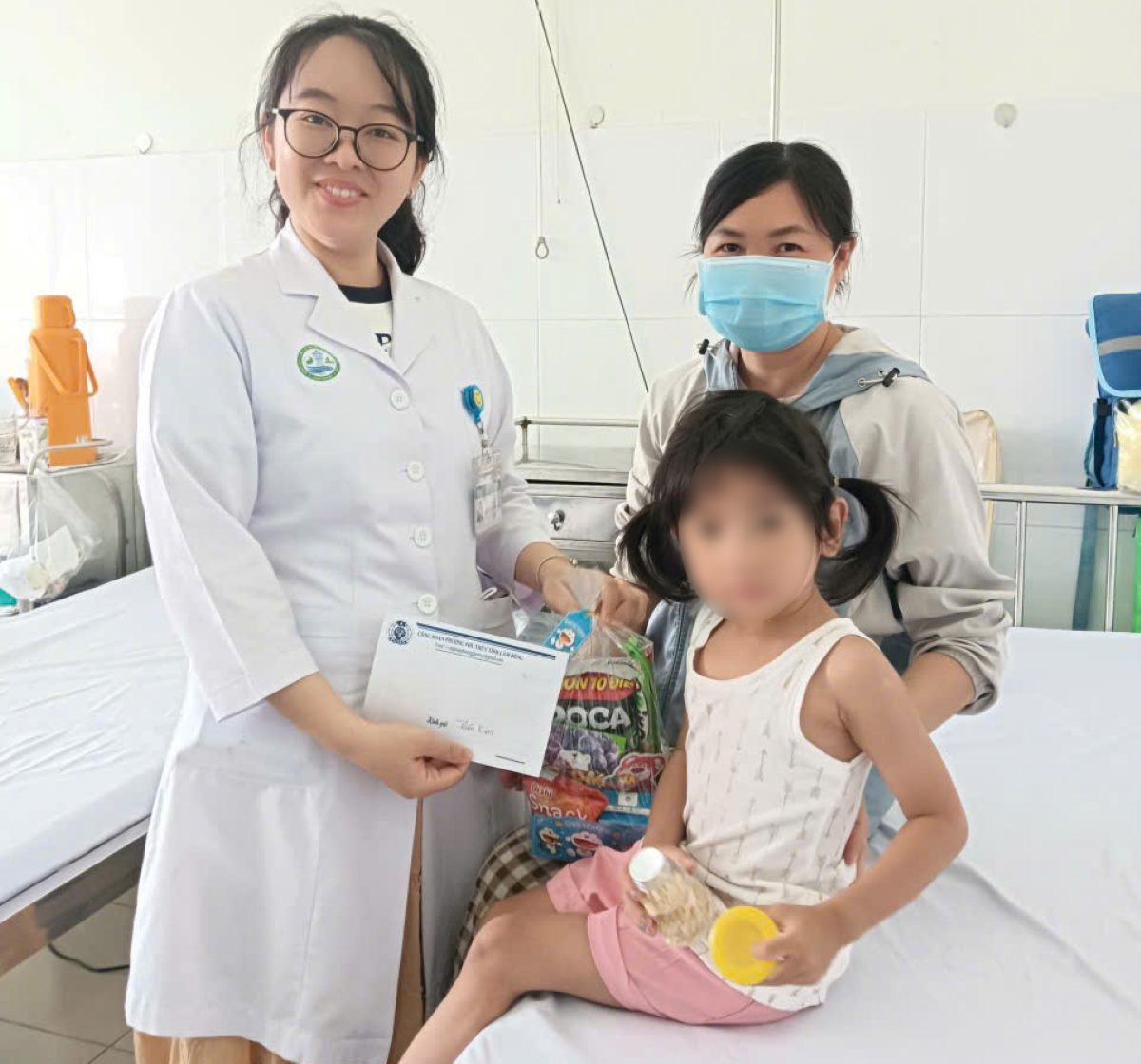 Các bệnh nhi và người thân bất ngờ khi được nhận quà ngay tại giường bệnh. Ảnh: Duy Tuấn 