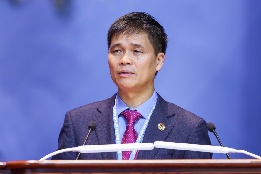 Phó Bí thư Thường trực Đảng ủy, Phó Chủ tịch Tổng LĐLĐVN Ngọ Duy Hiểu trình bày tổng quát Báo cáo của Ban Chấp hành Tổng LĐLĐ Việt Nam khóa XIII trình Đại hội; định hướng nội dung thảo luận. Ảnh: Hải Nguyễn