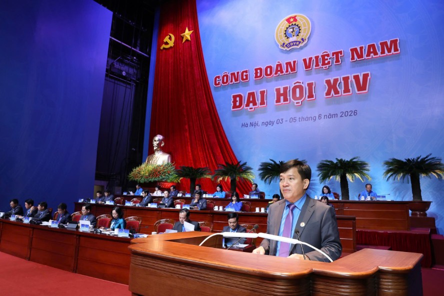 Ông Nguyễn Xuân Hùng - Phó Chủ tịch Tổng LĐLĐVN báo cáo về sửa đổi, bổ sung Điều lệ Công đoàn Việt Nam. Ảnh: Hải Nguyễn