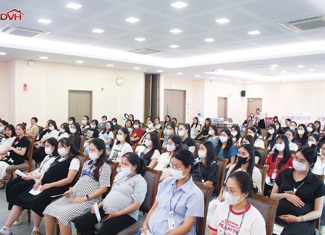 Hoạt động hướng dẫn chăm sóc mẹ và bé dành cho lao động nữ tại LG Display Việt Nam Hải Phòng. Ảnh: LG Display Việt Nam Hải Phòng