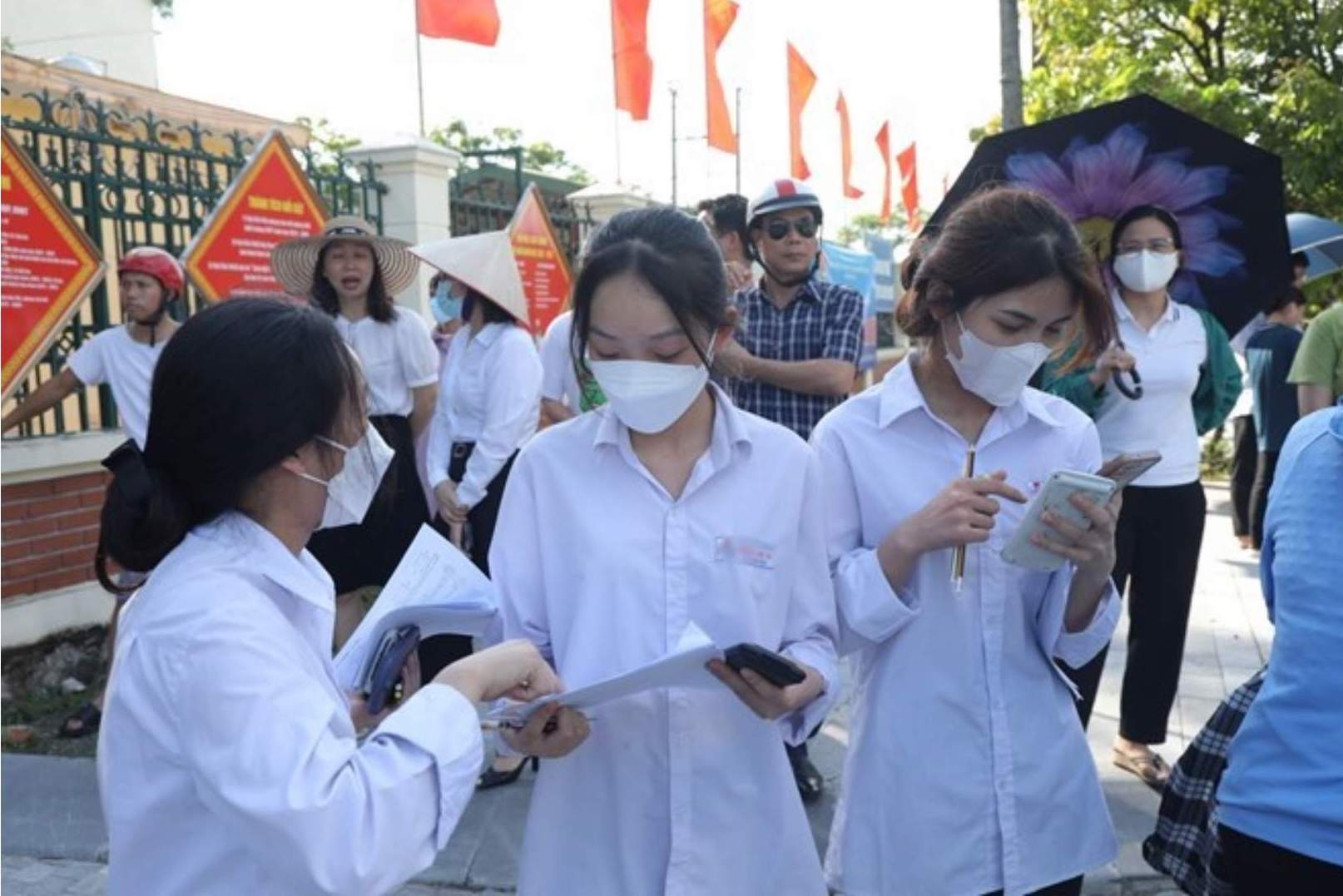 Lao Dong Newspaper updates exam questions and answers for the 10th grade entrance exam for the 2026 - 2027 school year for parents and students to easily follow. Photo: Dieu Anh