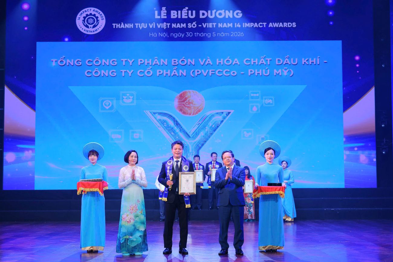 Representatives of PVFCCo - Phu My receive logos at the 2026 Vietnam impact achievement commendation ceremony. Photo: PVFCCo