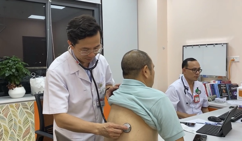 Health insurance expands the benefit level for health insurance participants who self-go for outpatient medical examination and treatment (KCB) in some cases. In the photo, a doctor from Bach Mai Hospital is examining patients. Photo: Thuy Linh