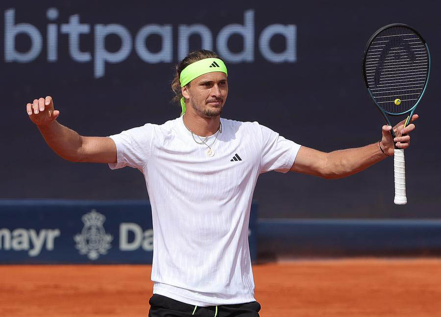 Alexander Zverev shows bravery to reverse the score and win a ticket to the semi-finals of Roland Garros 2026. Photo: Xinhua