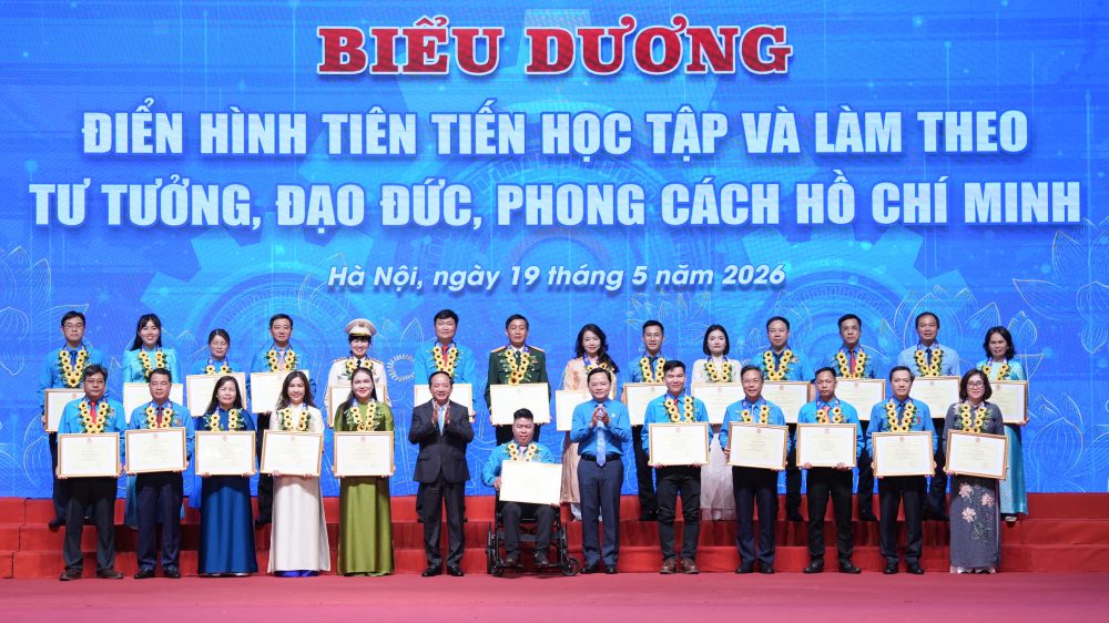 Ông Trịnh Văn Quyết - Ủy viên Bộ Chính trị, Bí thư Trung ương Đảng, Trưởng ban Tuyên giáo và Dân vận Trung ương và ông Nguyễn Anh Tuấn - Ủy viên Ban Chấp hành Trung ương Đảng, Phó Chủ tịch Ủy ban Trung ương Mặt trận Tổ quốc Việt Nam, Chủ tịch Tổng Liên đoàn Lao động Việt Nam trao tràng hoa vinh danh và Bằng khen cho 25 điển hình tiên tiến học tập và làm theo tư tưởng, đạo đức, phong cách Hồ Chí Minh. Ảnh:  Hữu Chánh