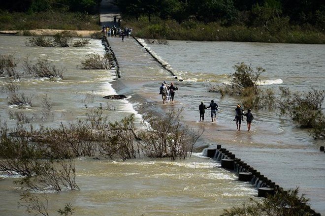 Thach Nham spillway bridge (Quang Ngai) is often flooded when there is heavy rain from upstream. Photo: Dong Giang