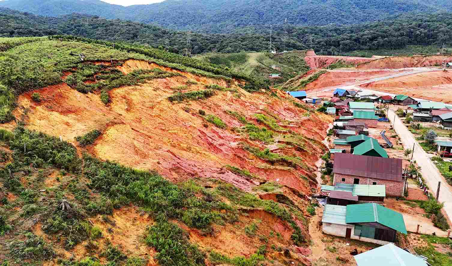 Hầu hết nhà cửa người dân trong khu tái định cư đều có nguy cơ cao bị sạt lở đe dọa khi xảy ra mưa lớn. Ảnh: Hải Đường 