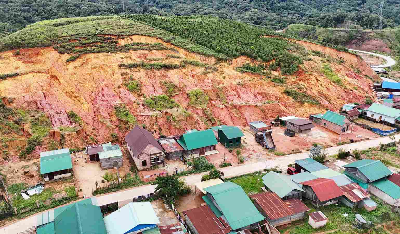 Mùa mưa đang đến, người dân khu tái định cư K'Nớ 5 (xã Đam Rông 4) sống trong nỗi lo sạt lở. Ảnh: Hải Đường 