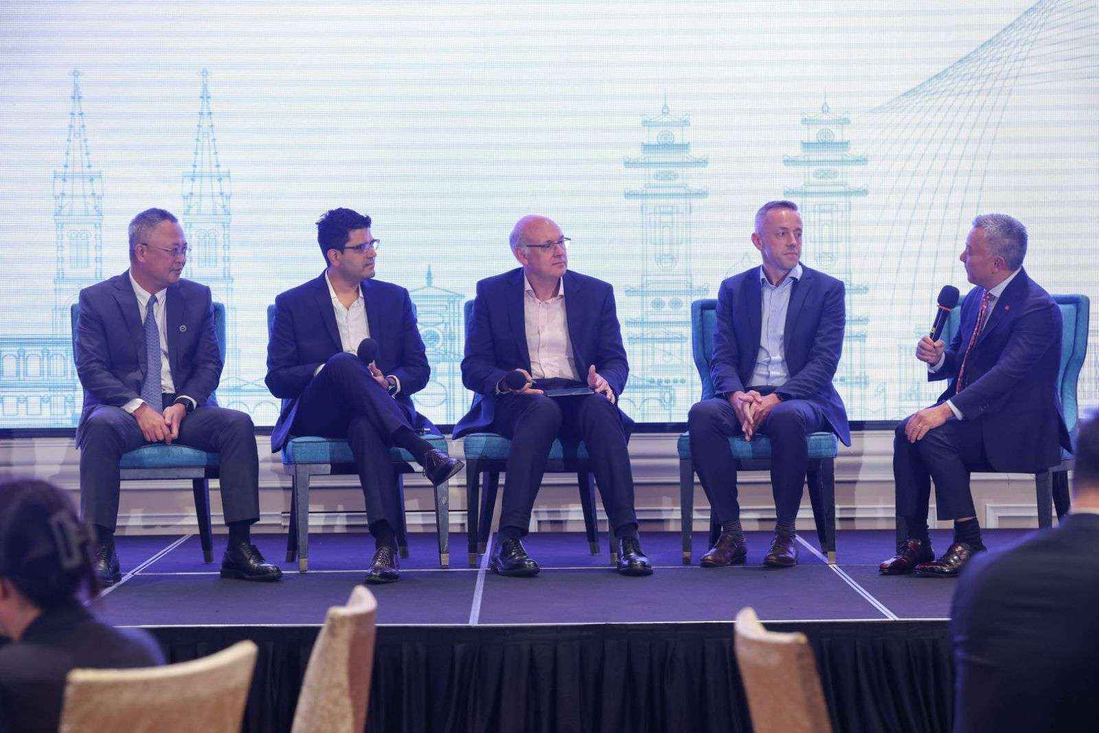 Các diễn giả tham dự phiên thảo luận. Ảnh: TTTT