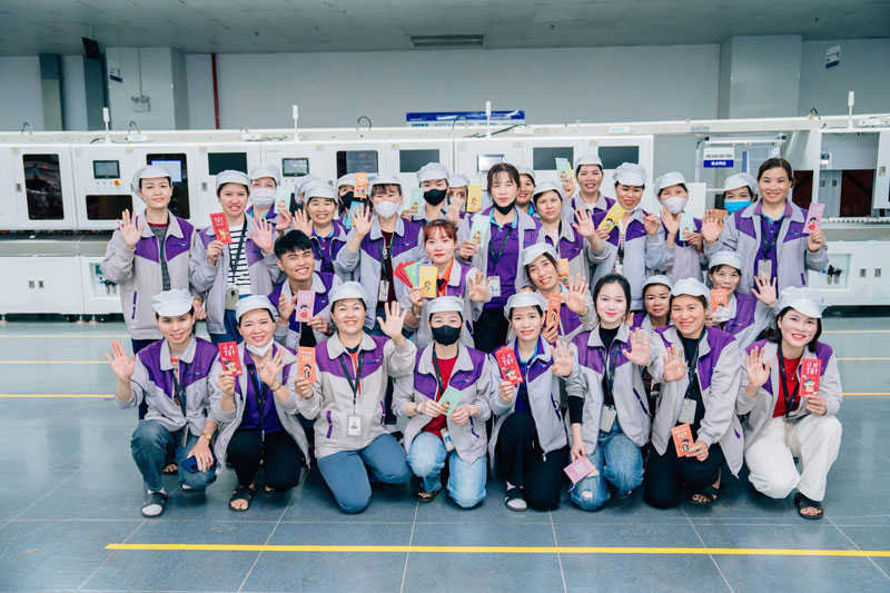 Workers of Luxshare-ICT Nghe An Co., Ltd. share the joy of receiving lucky money on New Year's Day. Photo: NGOC ANH