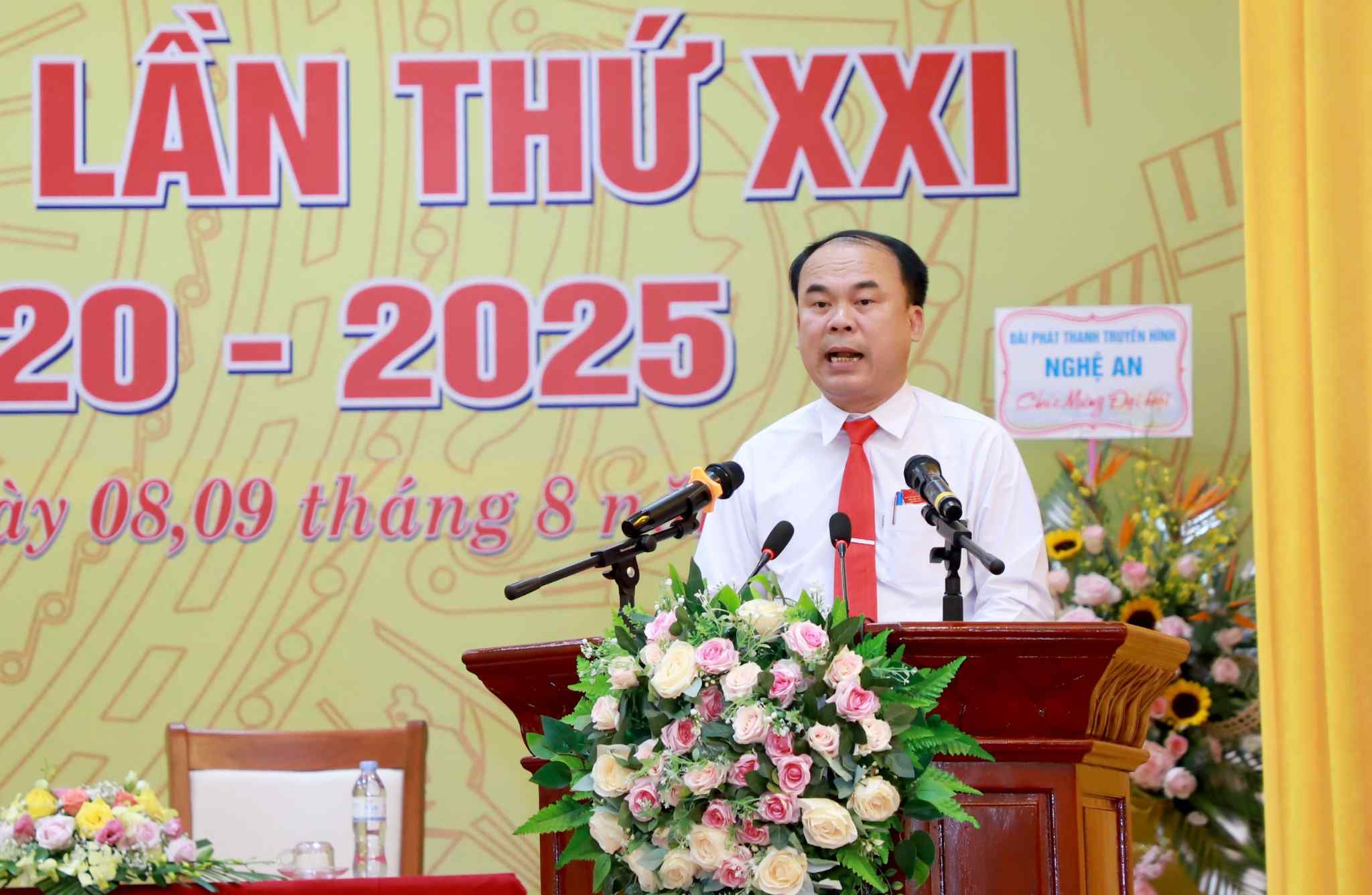 Mr. Dang Xuan Quang was transferred and appointed to hold the position of Deputy Director of Nghe An Department of Education and Training. Photo: Ngoc Anh