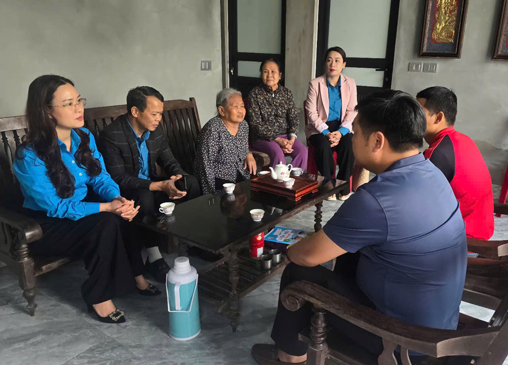 Leaders of Ninh Binh Provincial Labor Federation visit, encourage and give money to support the construction of "Trade Union Shelter" for union members' families in difficult circumstances. Photo: NGUYEN TRUONG