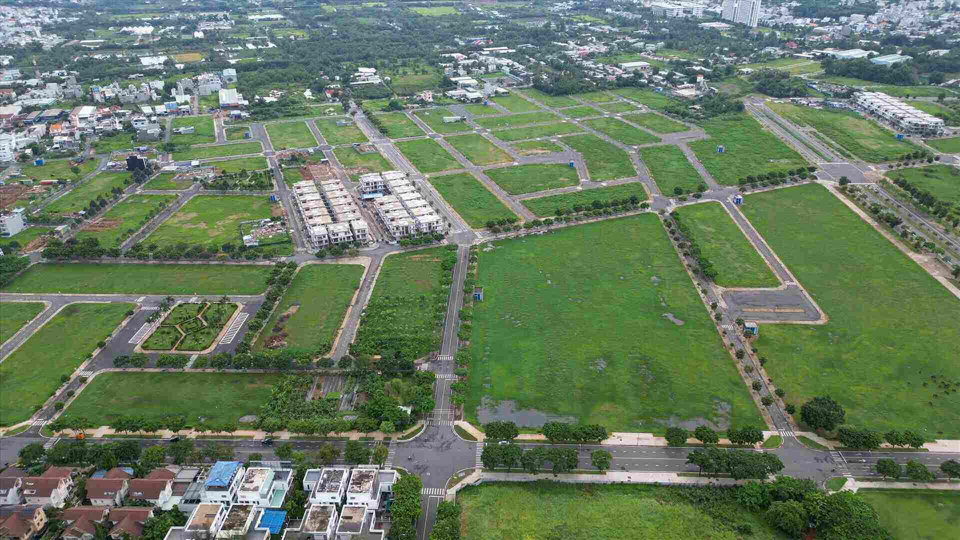 The high-rise housing area in the Dong Tang Long New Urban Area project has not yet been able to be deployed due to obstacles due to the process of reviewing the land allocation mechanism. Photo: Huu Chanh
