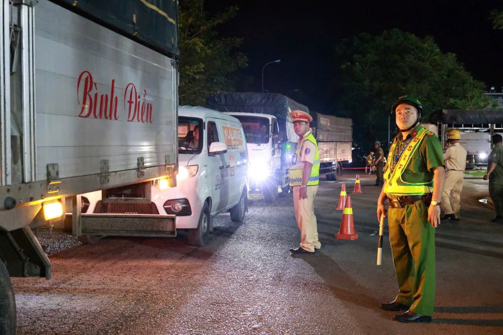 Many traffic violations were detected and handled by Ho Chi Minh City traffic police during the peak period. Photo: PC08