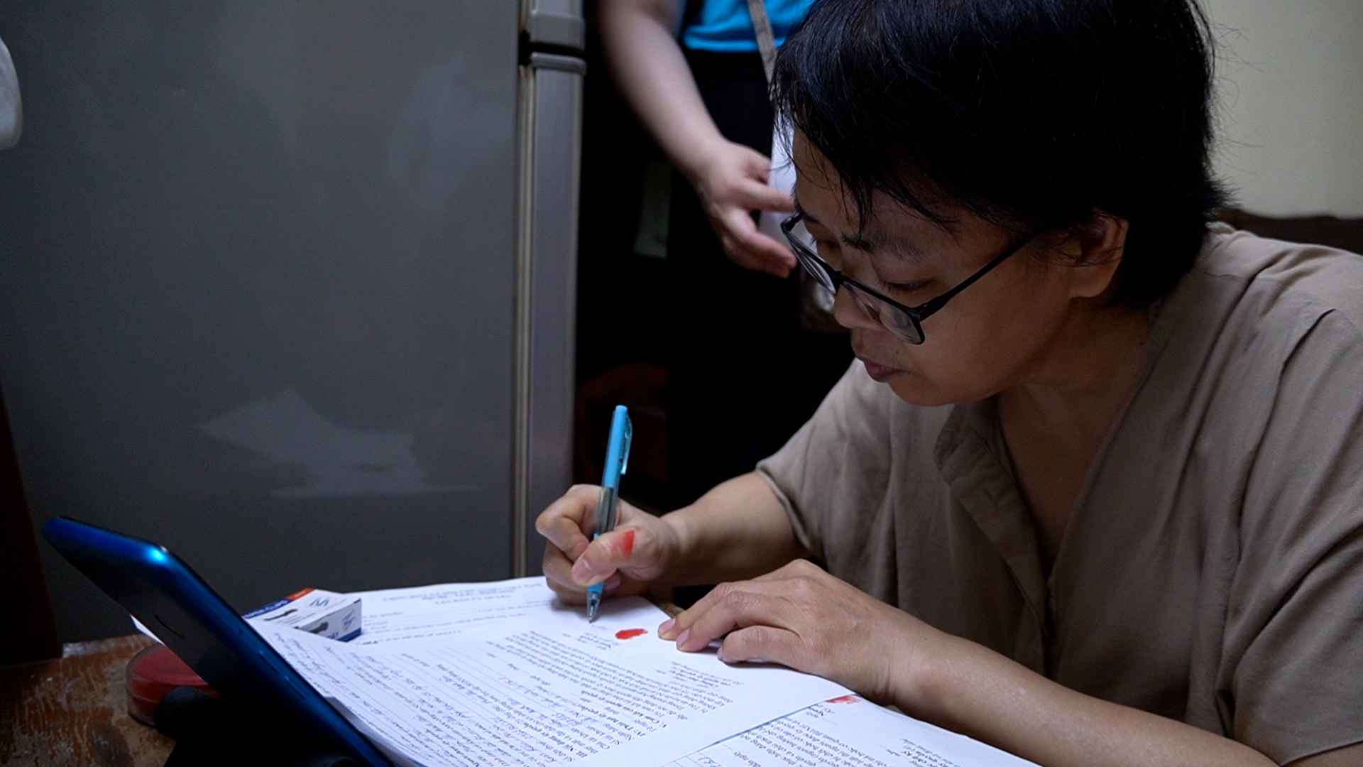 Nhờ có sự chỉ dẫn chi tiết, bà Hương nhanh chóng hoàn thiện thủ tục. Ảnh: Cao Thơm