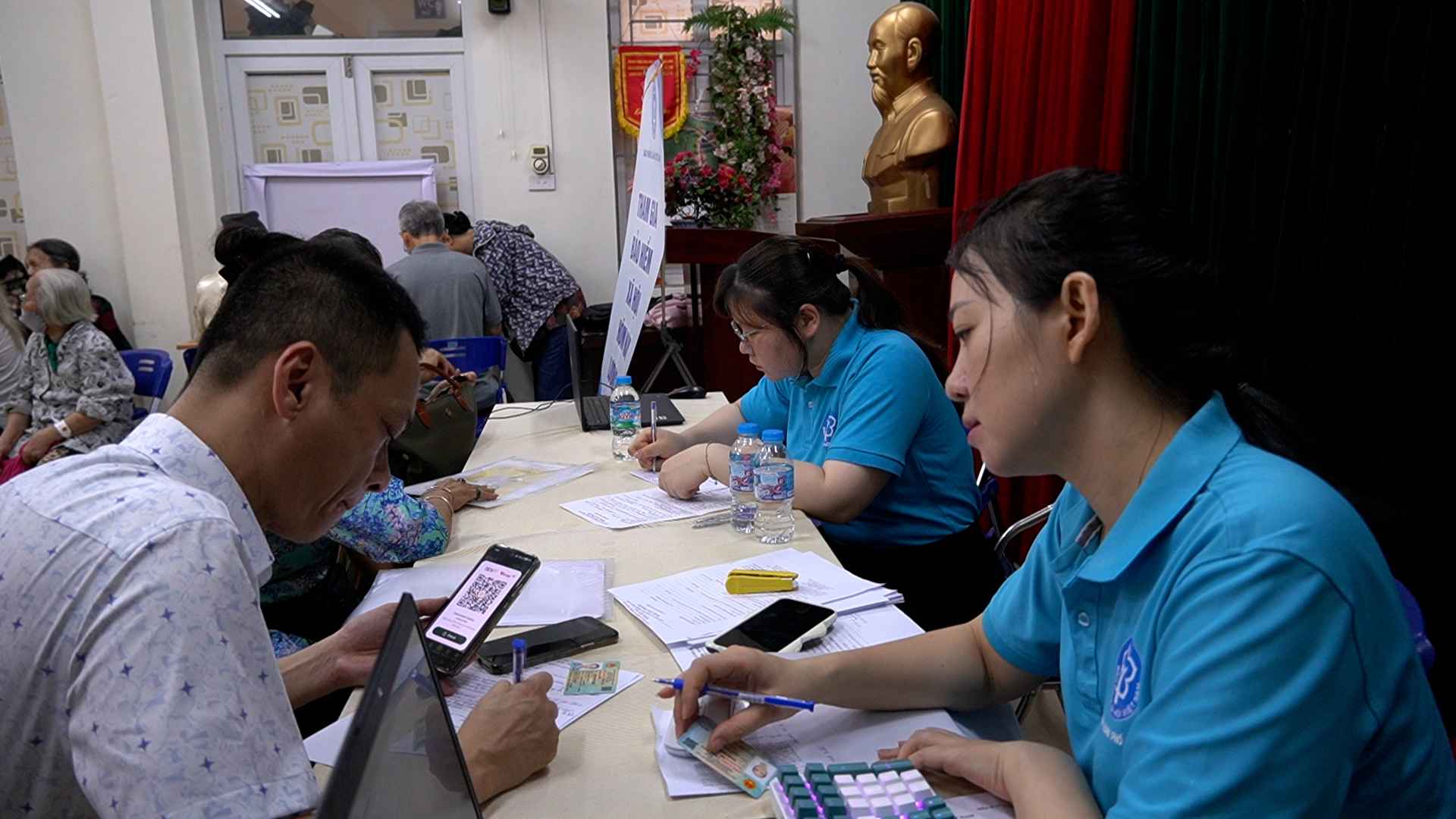 Supporting the elderly to extend their power of attorney to receive pensions instead. Photo: Cao Thom