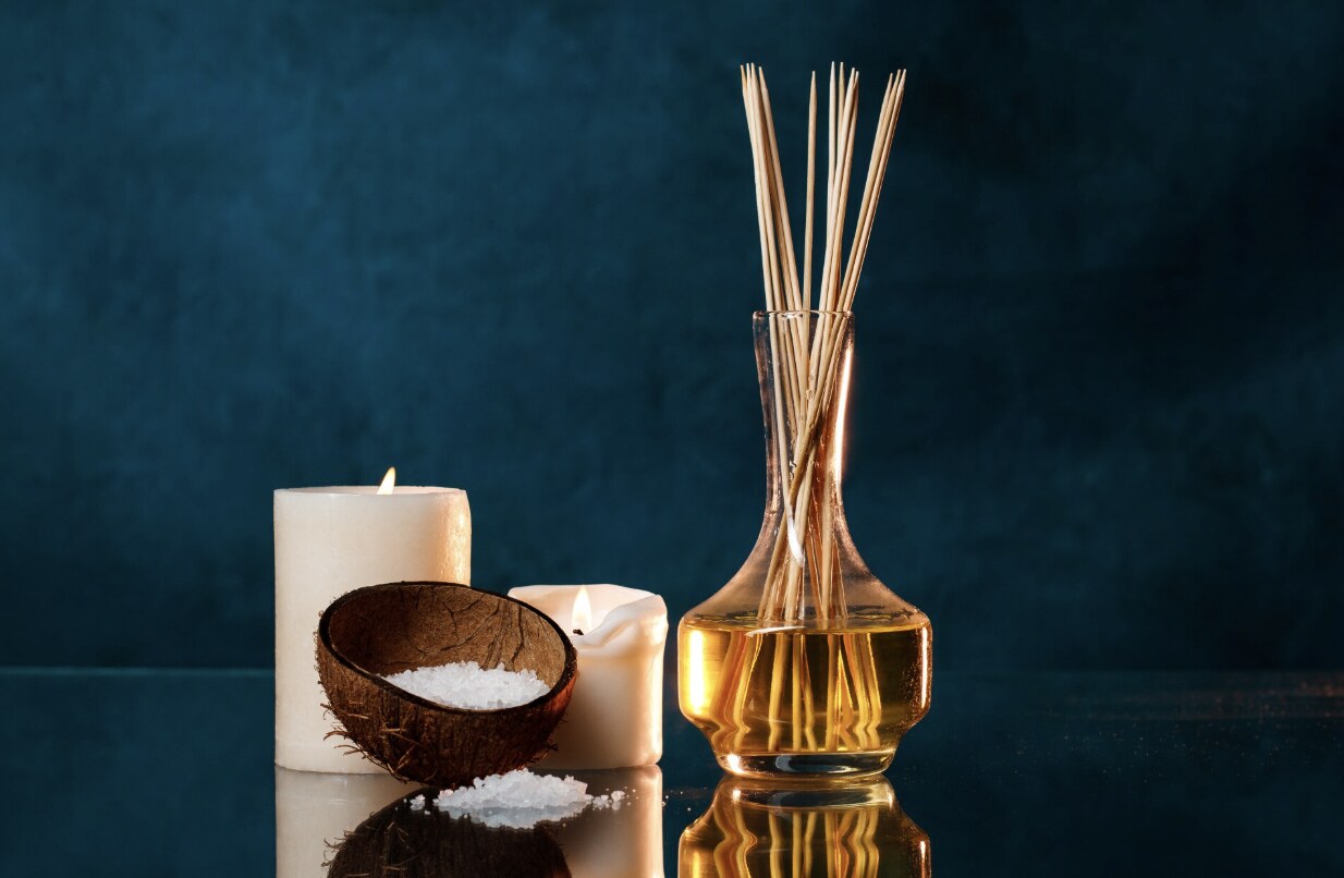 With just a few simple ingredients, you can make your own essential oil diffuser with bamboo sticks at home. Photo: Thuy Duong
