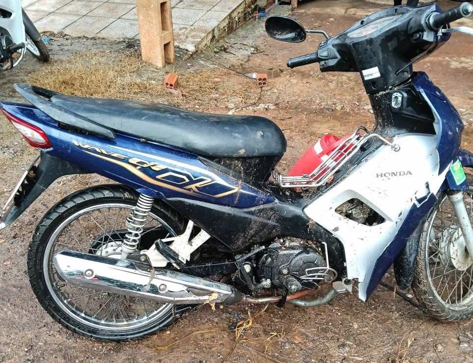 Xe máy được trục vớt. Ảnh: UBND xã Phú Riềng cung cấp