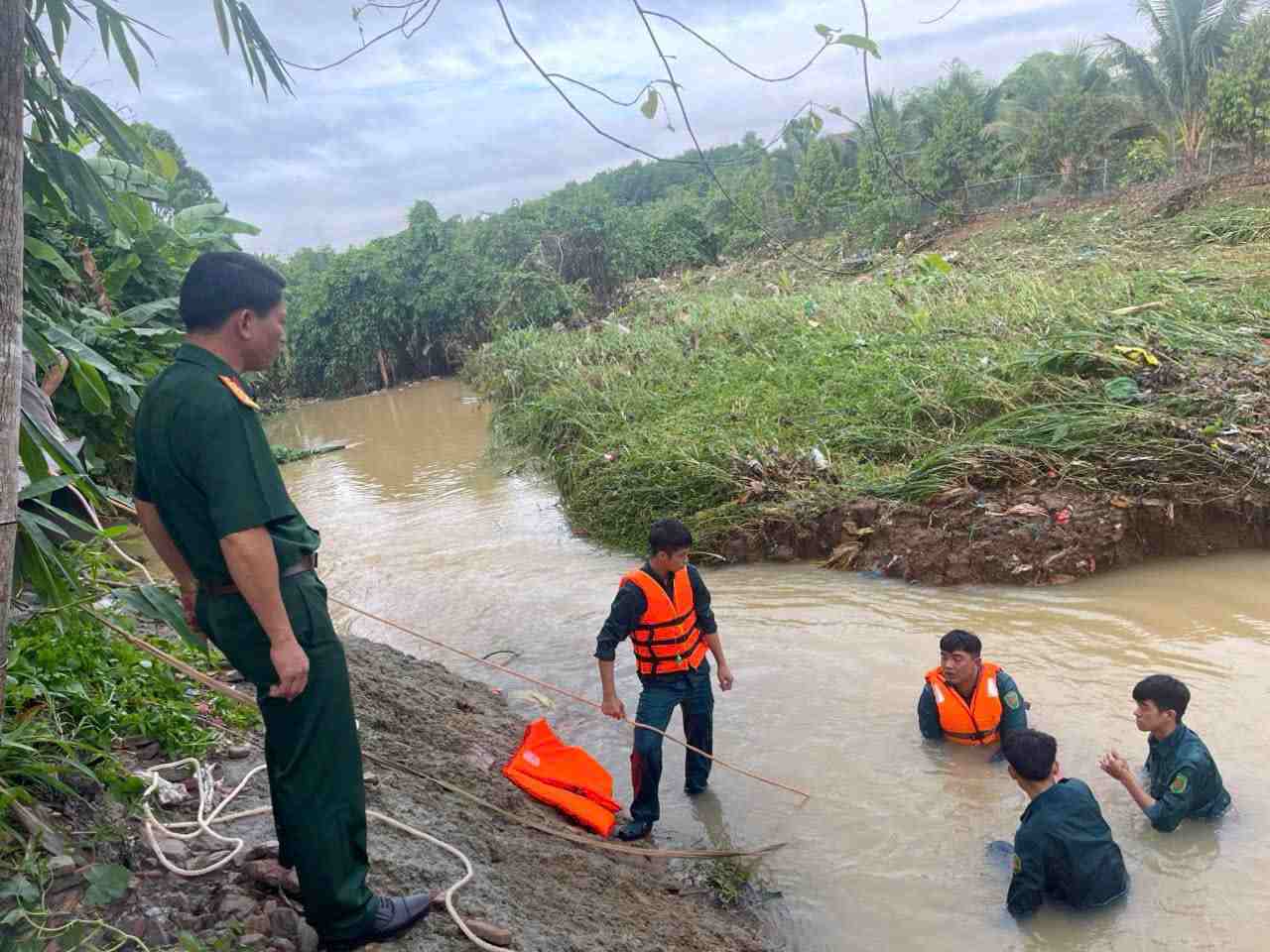 Functional forces and people promptly rescued 3 people swept away by water. Photo: Phu Rieng Commune People's Committee provided