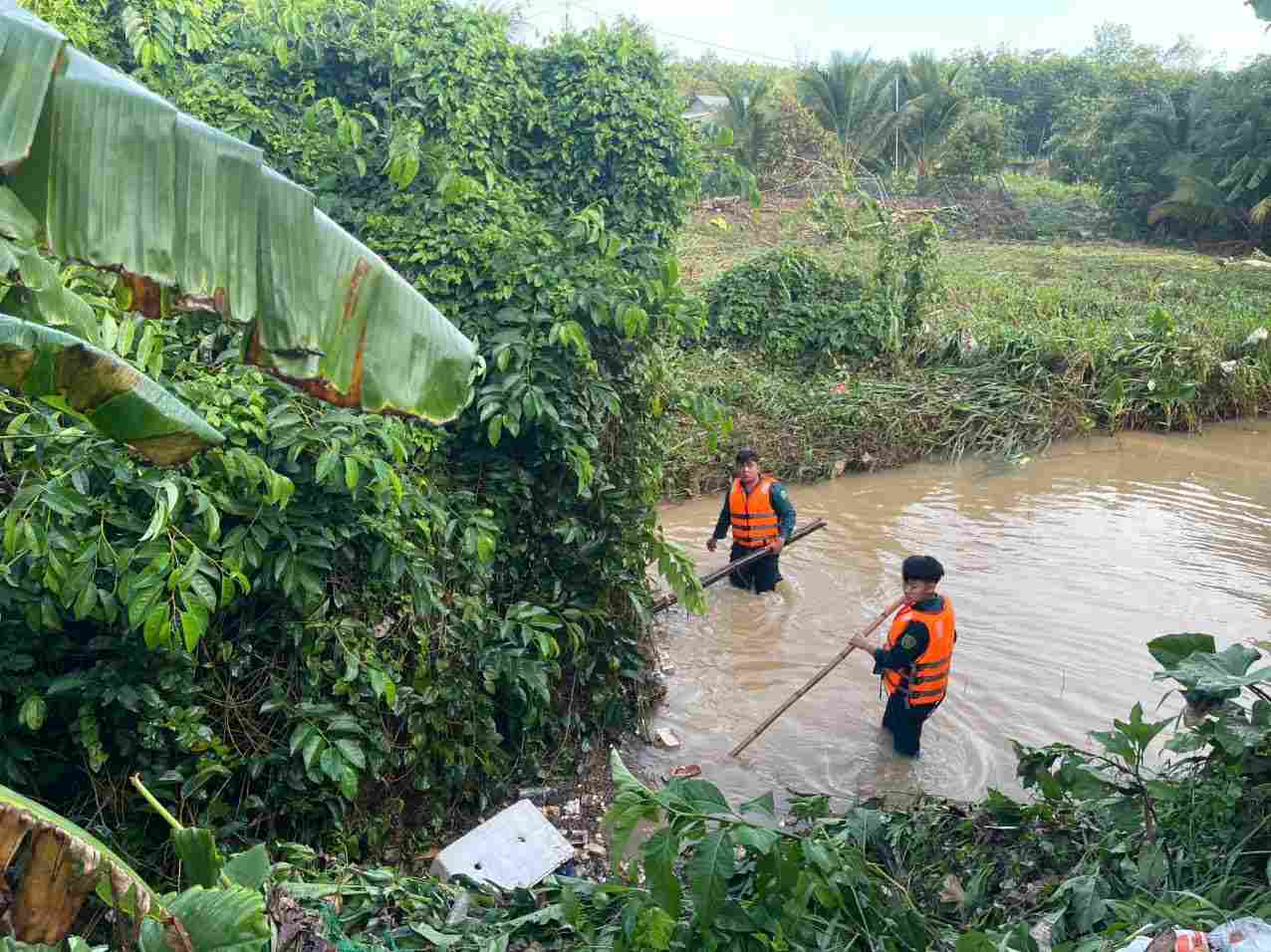 Ban Chỉ huy Quân sự xã Phú Riềng triển khai tìm kiếm xe máy bị cuốn trôi. Ảnh: UBND xã Phú Riềng cung cấp