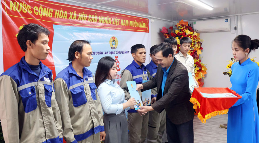 Mr. Dinh Quoc Tuan - Chairman of the Quang Ngai Provincial Labor Federation awarded the decision to admit union members at the ceremony to establish the grassroots trade union of Hoa Phat Special Steel and Ray Joint Stock Company. Photo: Quang Ngai Trade Union