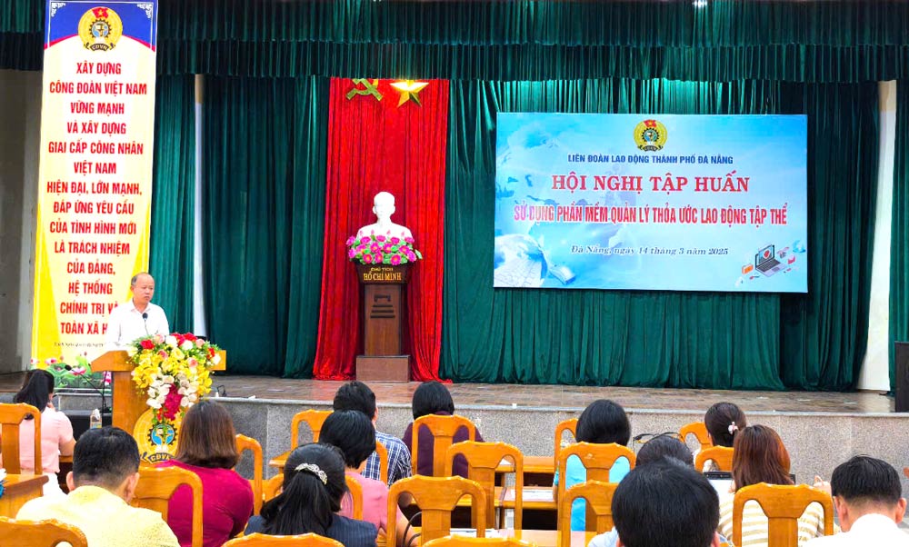 Da Nang Trade Union trains the use of collective labor agreement management software for grassroots trade unions. Photo: Tuong Minh