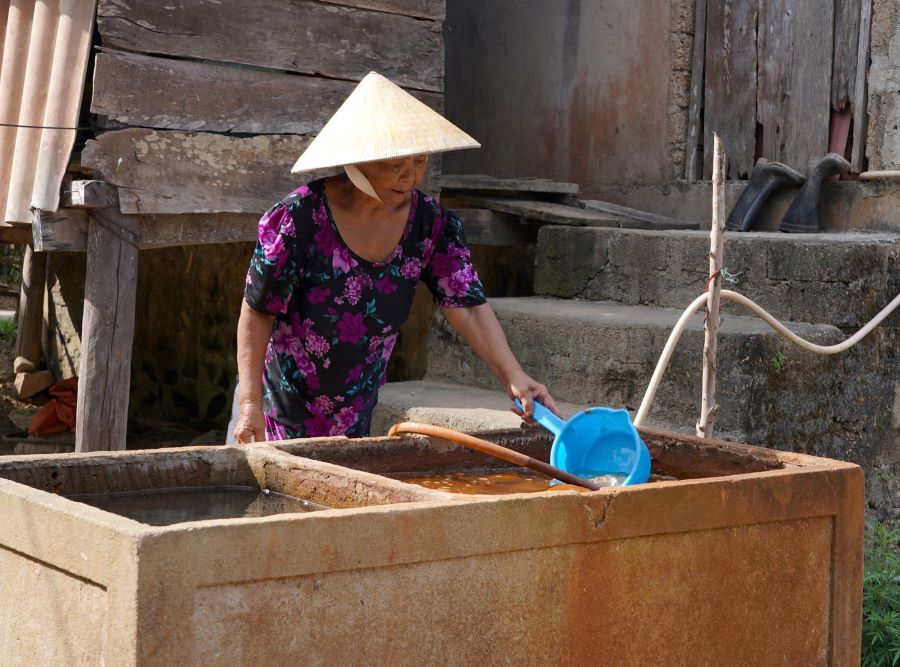 The situation of water sources in rural areas being contaminated with alum and saltwater has caused tens of thousands of households to lack clean water for daily life. Photo: Thanh Trung