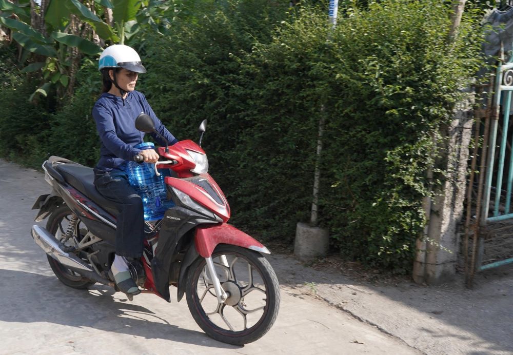 Để có nước sinh hoạt, người dân phải mua nước lọc về sử dụng. Ảnh: Thanh Trung