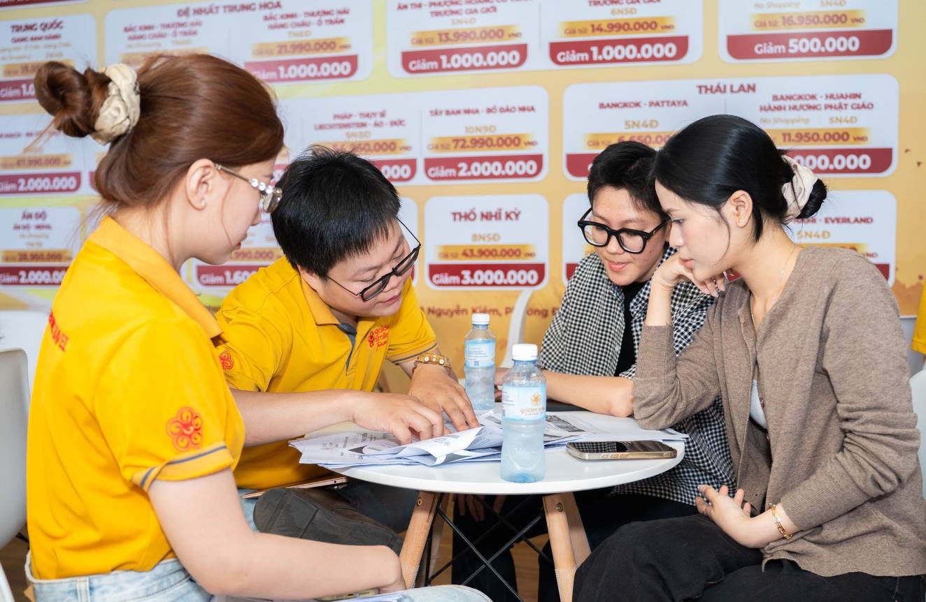 Du khách nghe tư vấn về tour. Ảnh: Đơn vị cung cấp