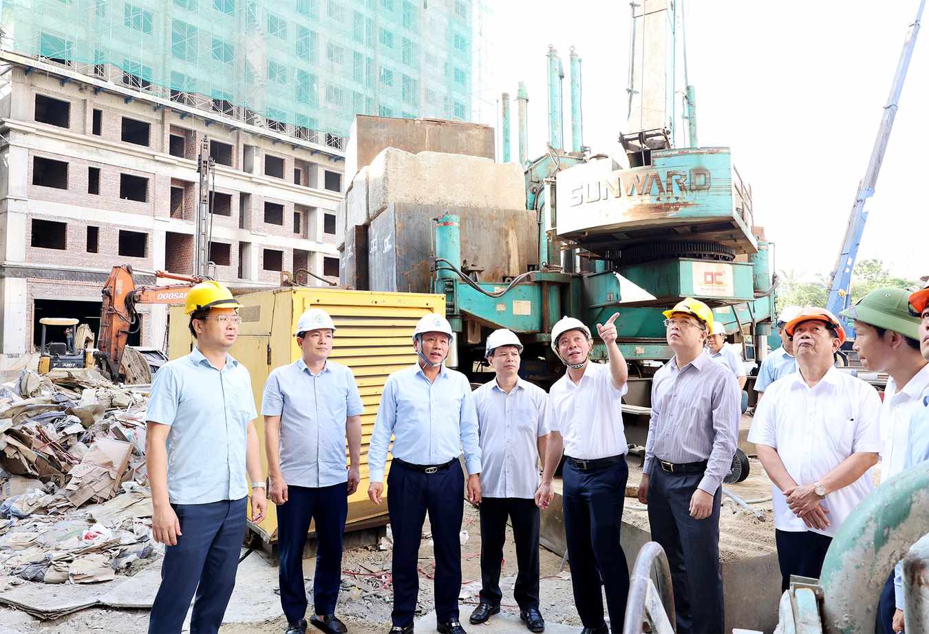 Vice Chairman of Nghe An Provincial People's Committee Hoang Phu Hien and the working delegation inspect the progress of the Quang Trung Area C renovation and reconstruction project. Photo: Phan Quynh