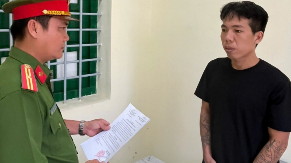 El sujeto Pham Van Vui fue procesado y detenido temporalmente para investigar el acto de posesión ilegal de drogas. Foto: Policía de Vinh Long.