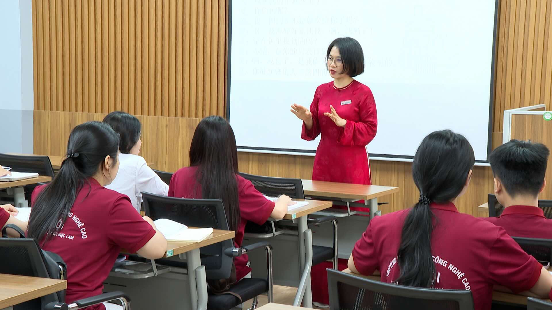 Language industry and competitive advantages in the labor market