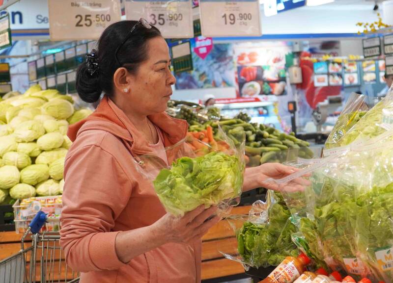 Many items are subject to promotions, stimulating purchasing power. Photo: Ha May