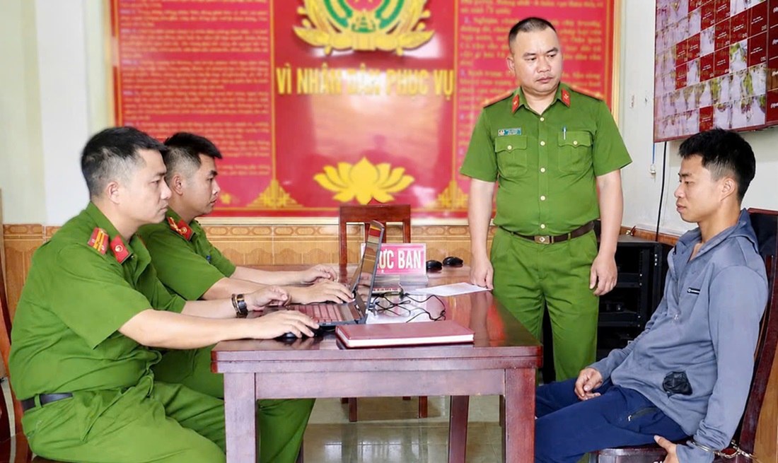 Công an Nghệ An bắt giữ Bùi Nguyên Thắng, đối tượng thực hiện vụ cướp giật tài sản trên Quốc lộ 7C. Ảnh: Ngọc Anh