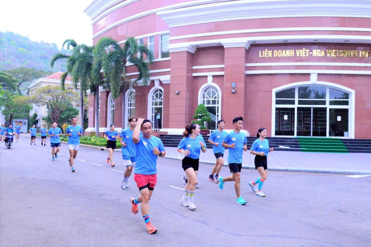 VSP workers participate in a running race organized in the unit. Illustrative photo: VSP Trade Union